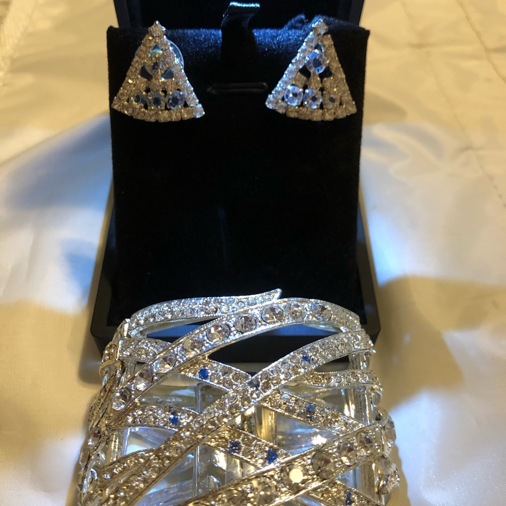 Set of earrings and bracelet
